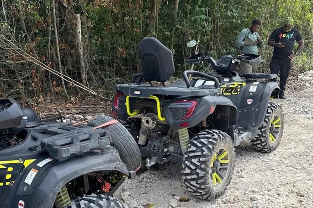 dos quads aparcats al costat d'un camí de terra