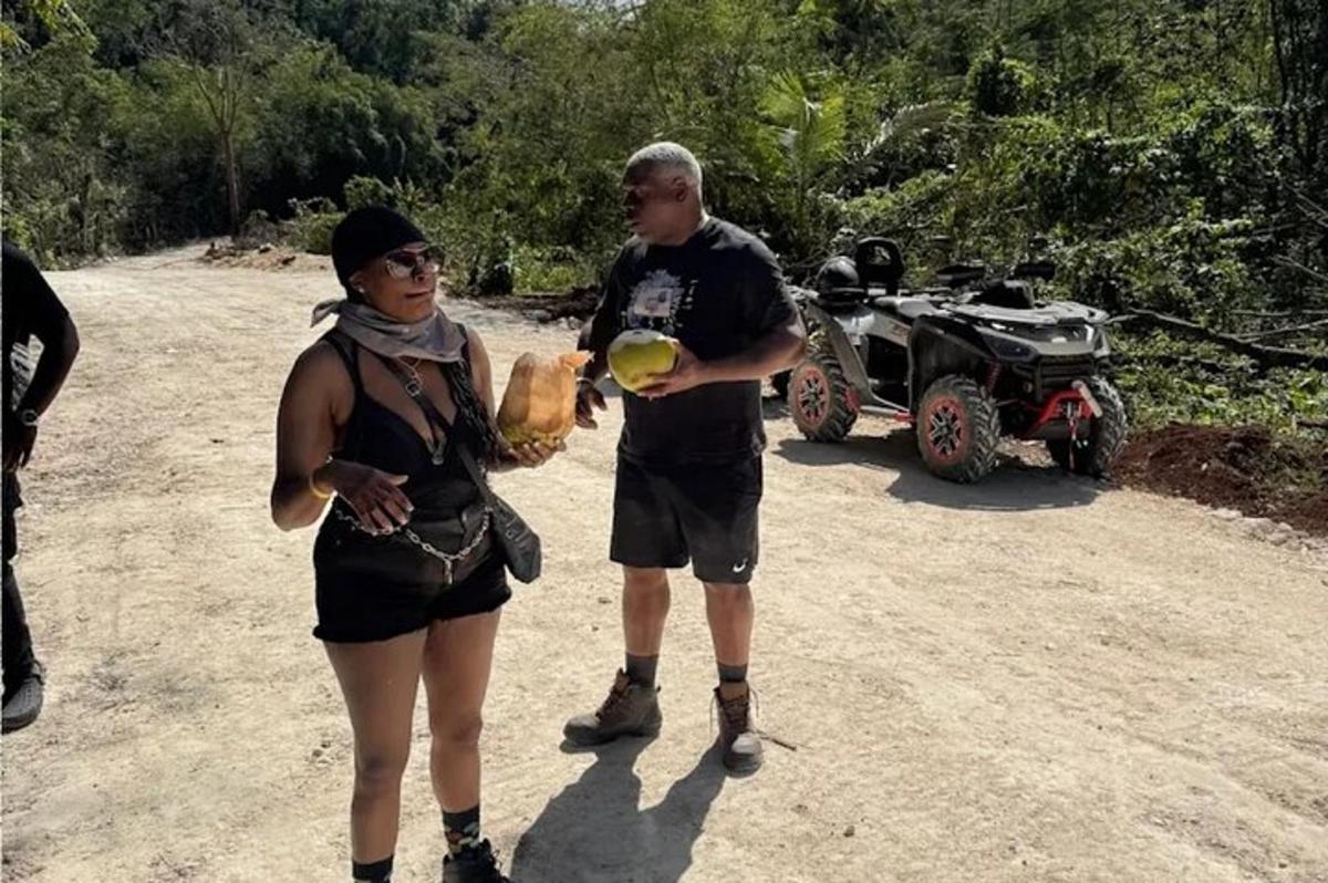 un home i una dona drets davant d'un quad