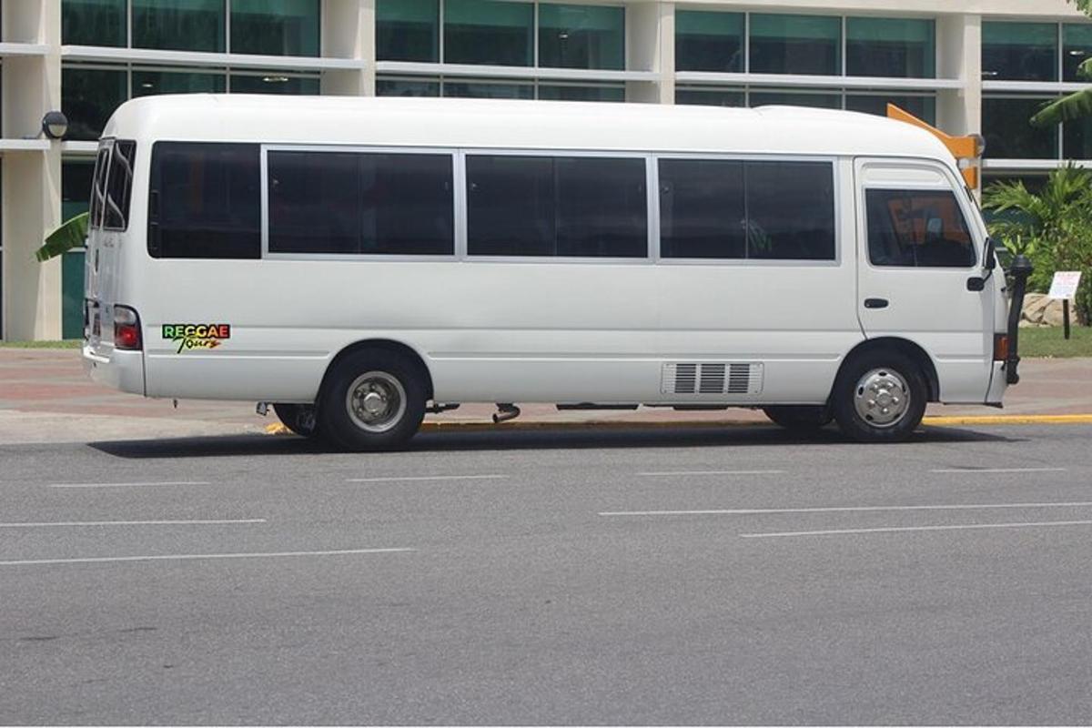 một chiếc xe tải màu trắng đỗ trước một tòa nhà