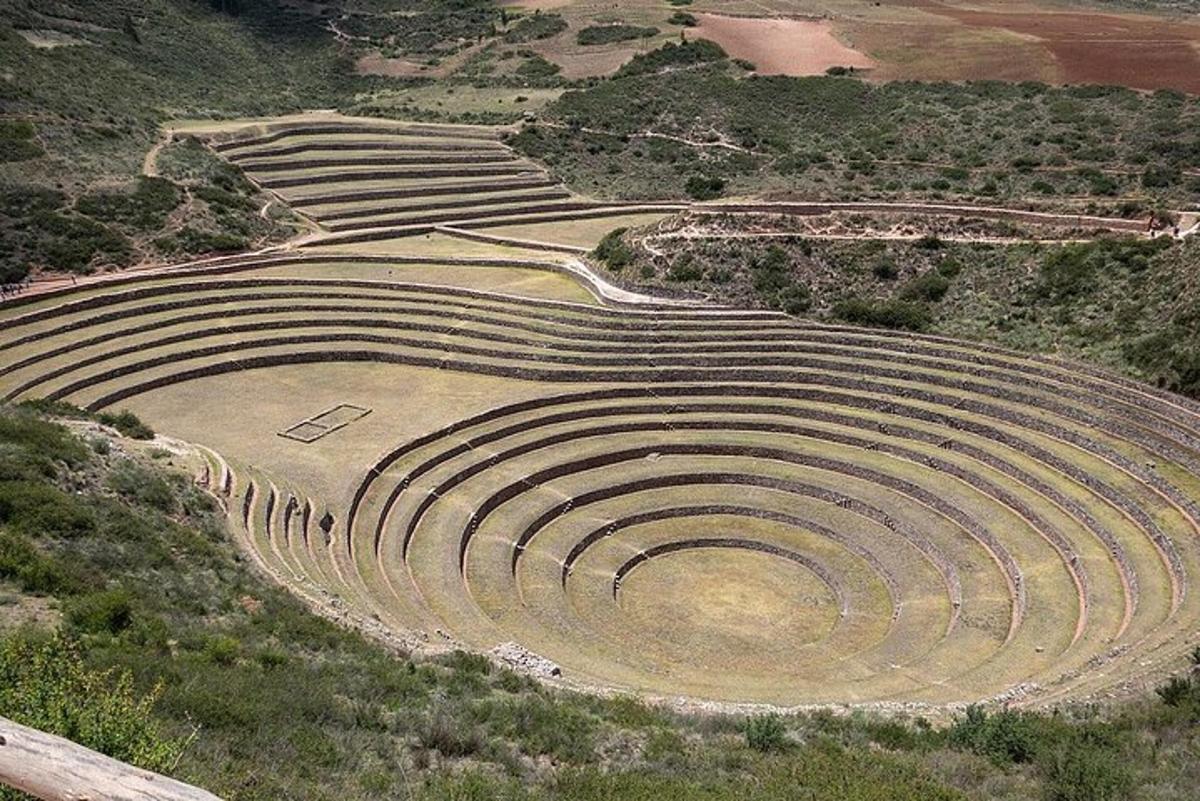 un anfiteatro in un campo su una collina