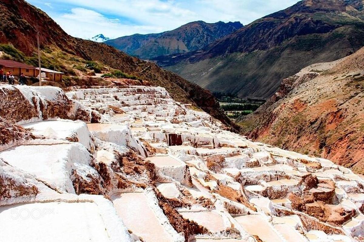 pemandangan gunung berbatu dengan pegunungan di latar belakang