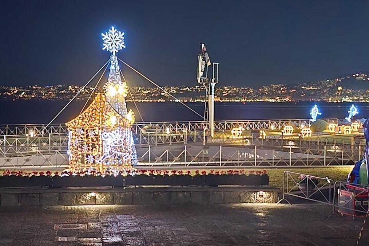 un albero di Natale illuminato su un ponte di notte
