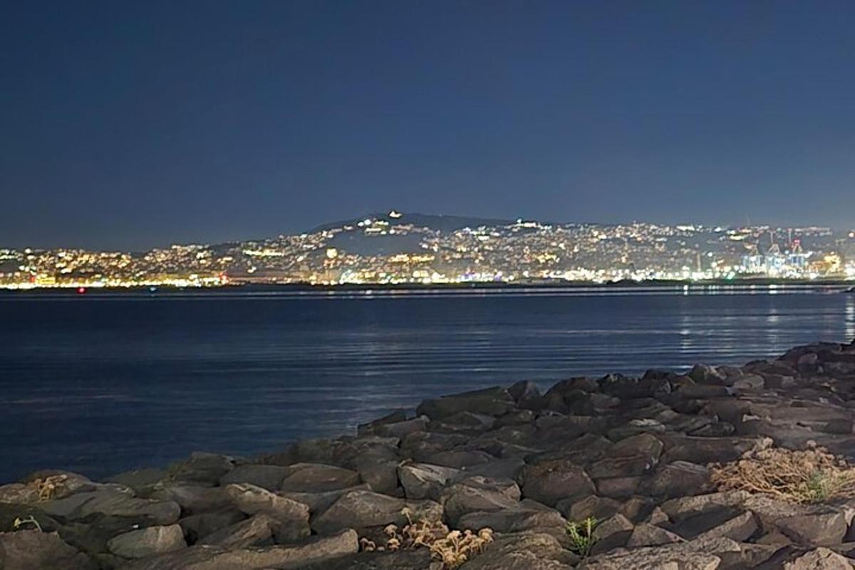 un grande specchio d'acqua con una città sullo sfondo