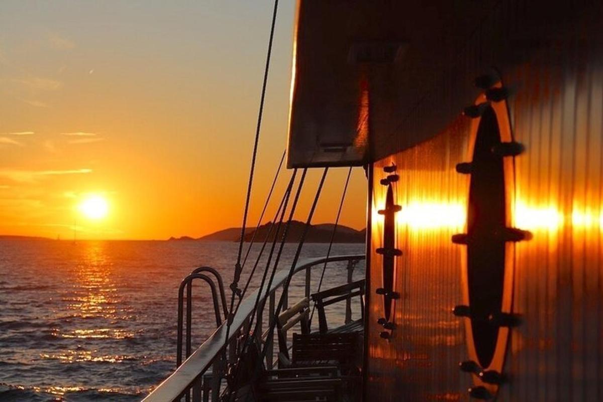 ένα ηλιοβασίλεμα από την πλευρά ενός κρουαζιερόπλοιου