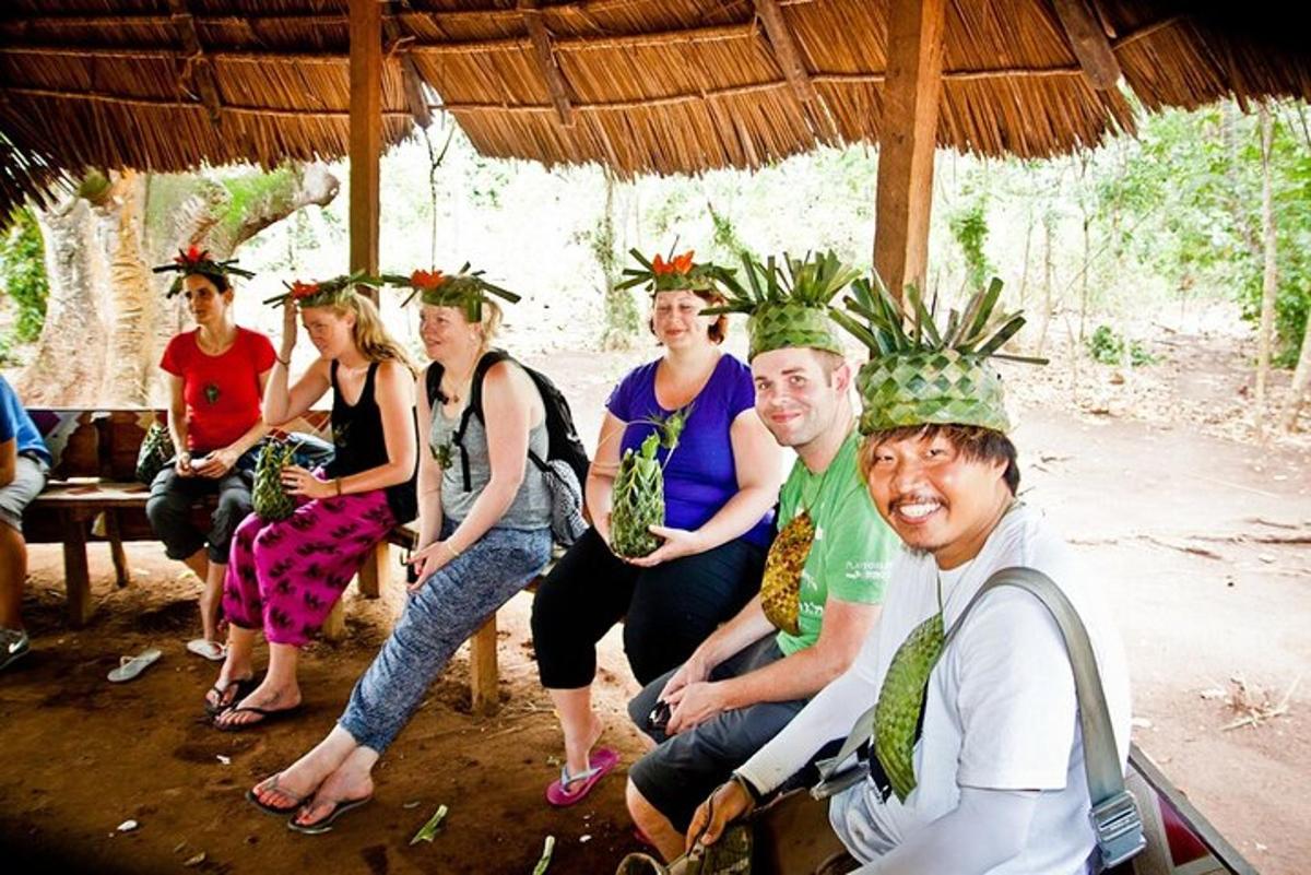 un gruppo di persone che indossano cappelli a forma di ananas in testa