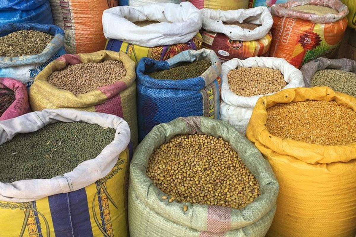 un gruppo di sacchi di fagioli e cereali