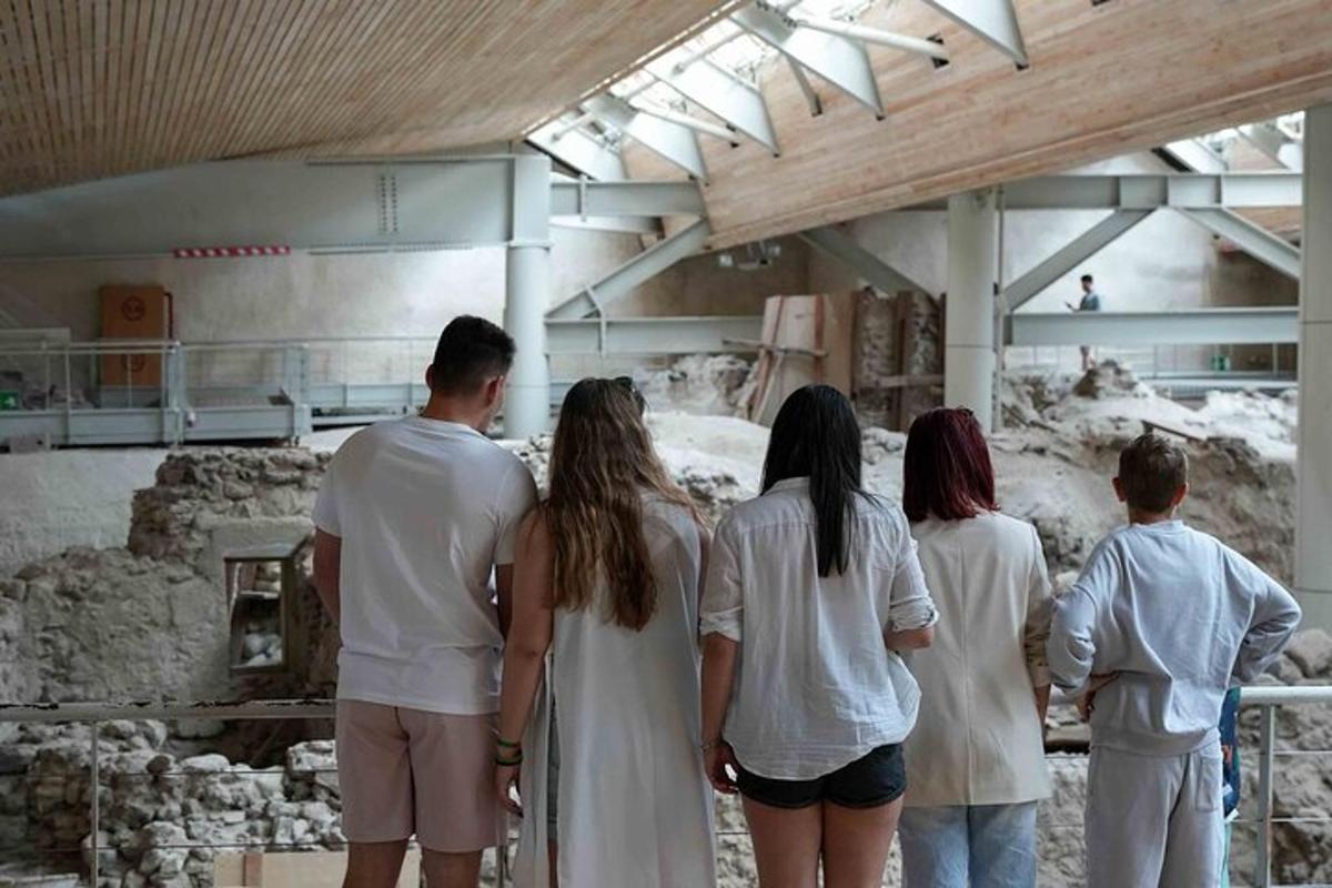 Un grupo de personas mirando una exhibición en un museo.