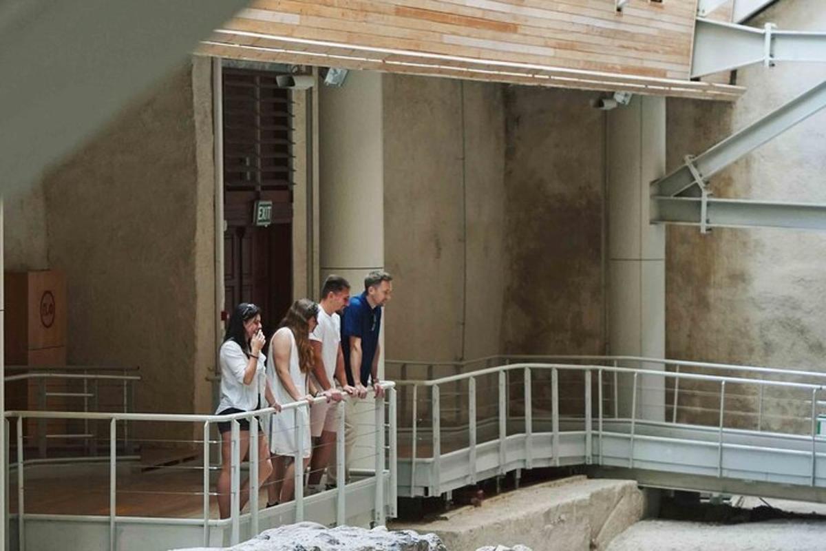 un grup de persones dretes sobre una barana d'un edifici