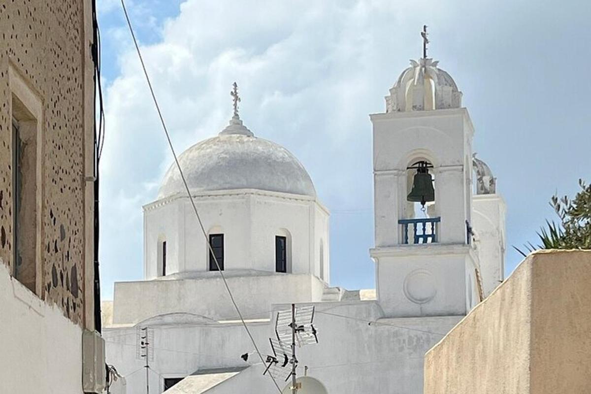 un edifici blanc amb un campanar i una torre
