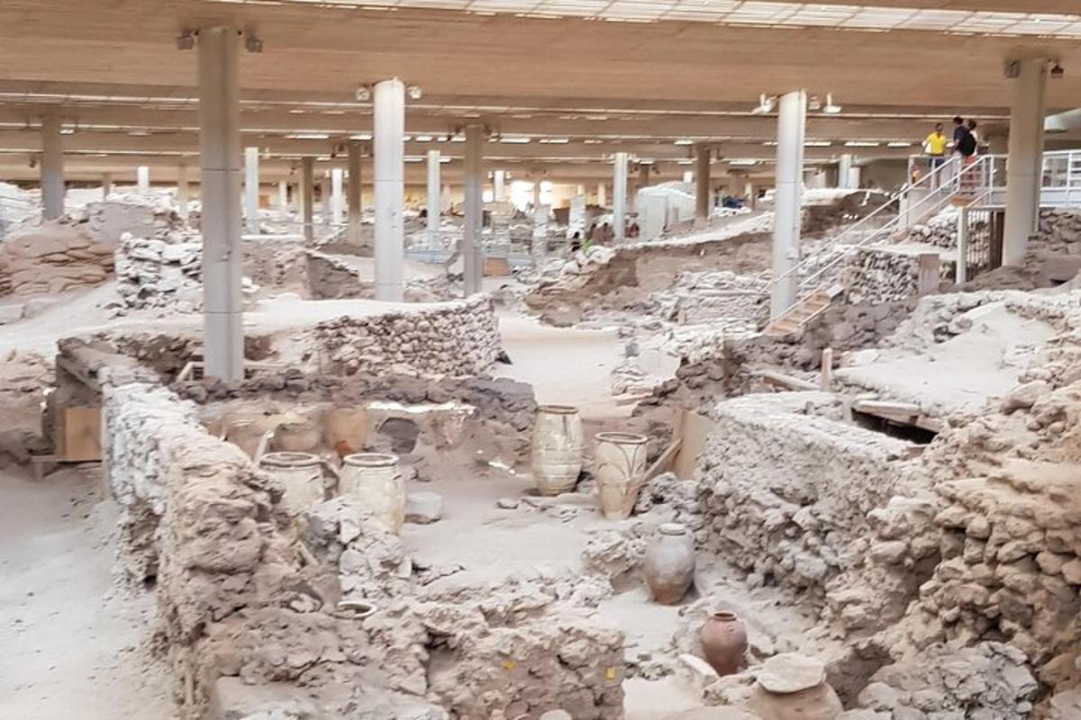 Un gran edificio con jarrones y columnas antiguas.