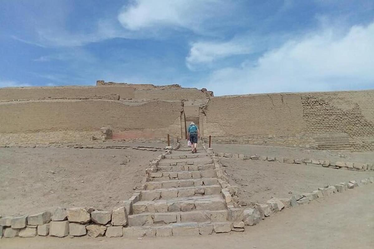 un hombre caminando por las ruinas de una pirámide