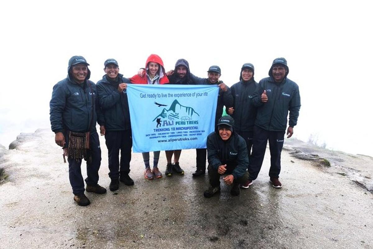 sekelompok orang yang memegang tanda di gunung