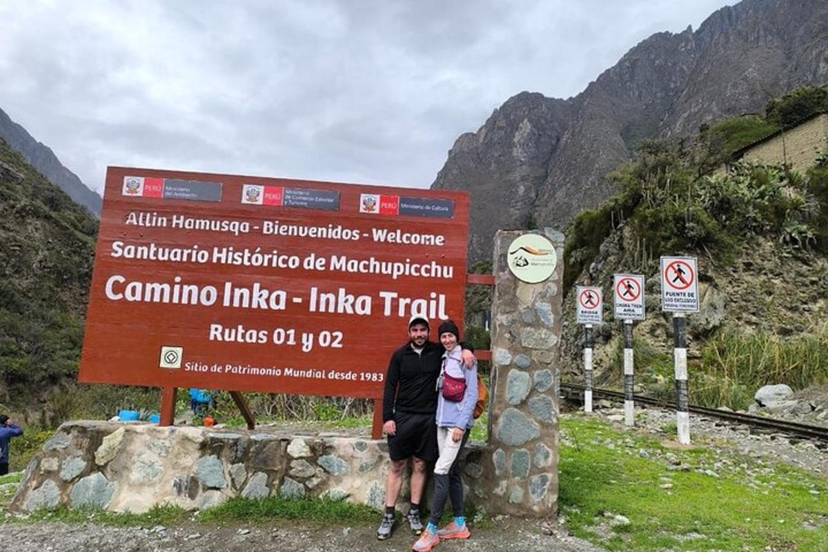 moški in ženska stojita pred znakom