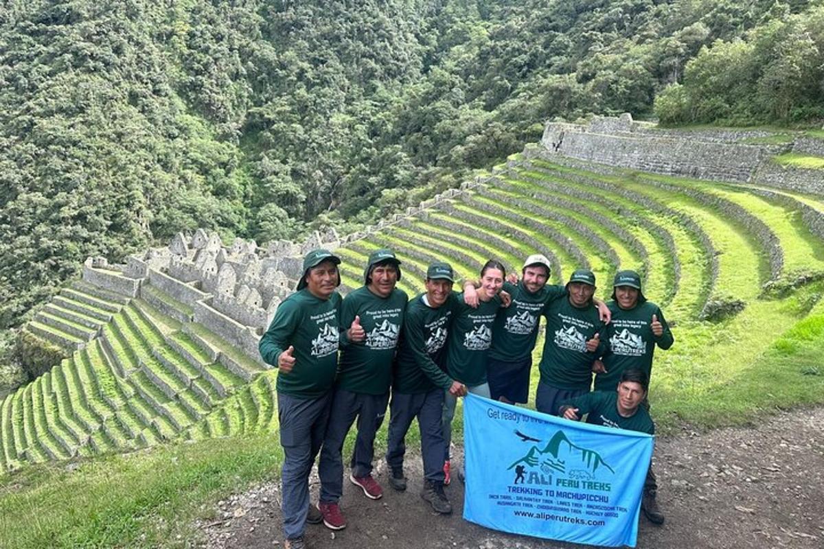 sekelompok orang berpose untuk foto di amfiteater