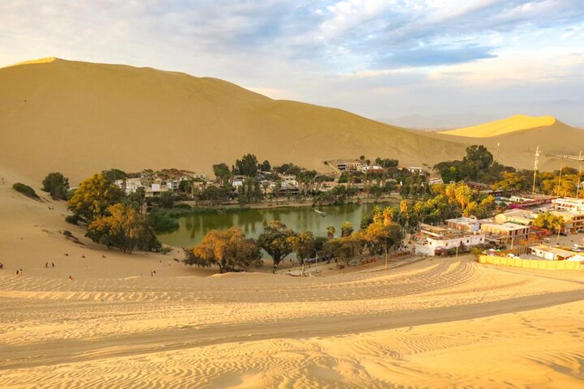 una piccola città nel deserto con uno specchio d'acqua