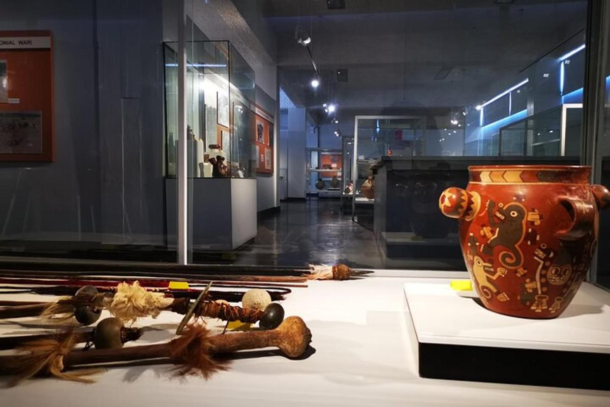 un vaso e altri oggetti esposti in un museo