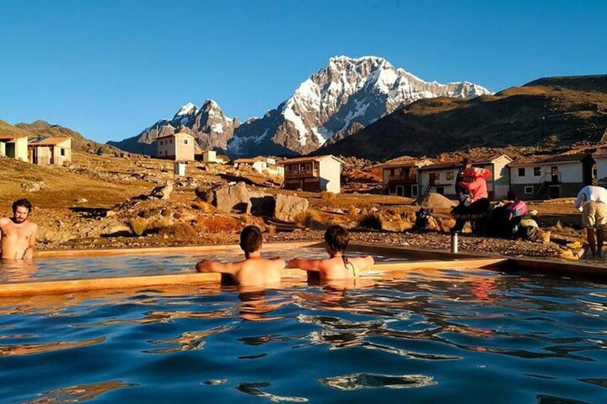 grupa mężczyzn w jacuzzi w górach