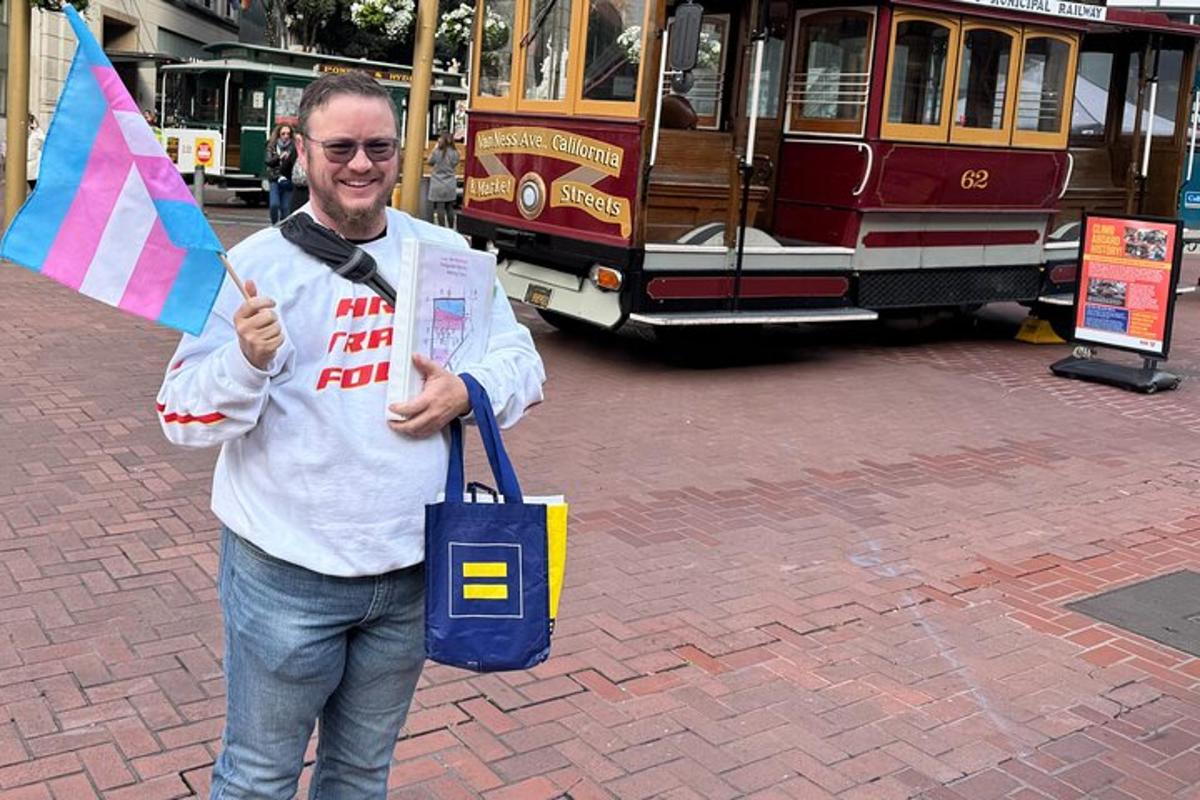 en mann holder et flagg og en tralle