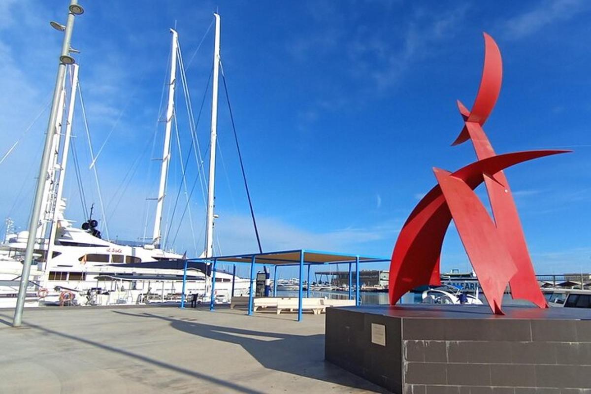 uma estátua em frente a uma marina com um barco