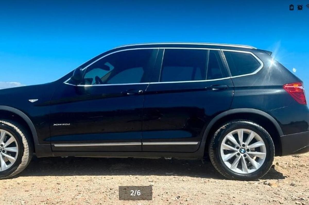 modré auto zaparkované na prašné cestě