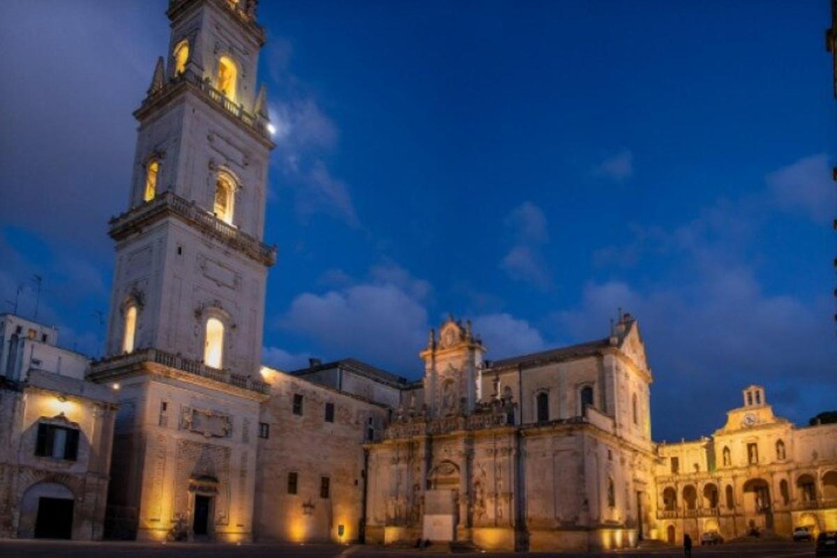 un gran edifici amb una torre de rellotge a la nit