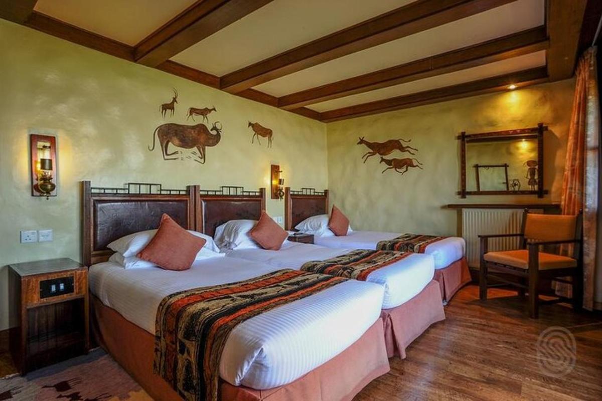 to senger på et hotellrom med dyr på veggen