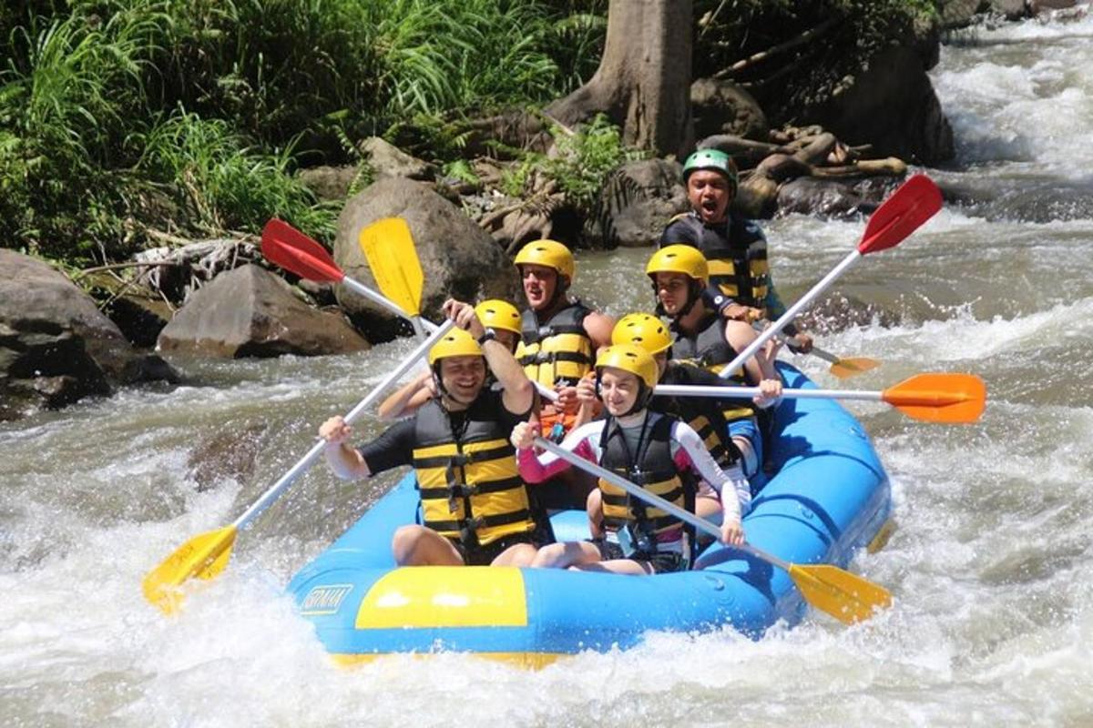 eine Gruppe von Menschen raftet auf einem Fluss