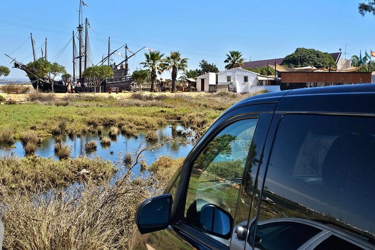 un'auto è parcheggiata vicino a un fiume