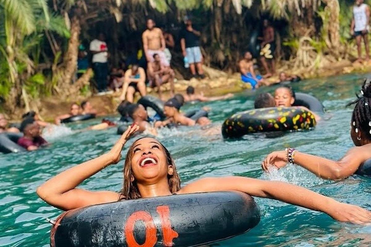 un grupo de personas nadando en el agua