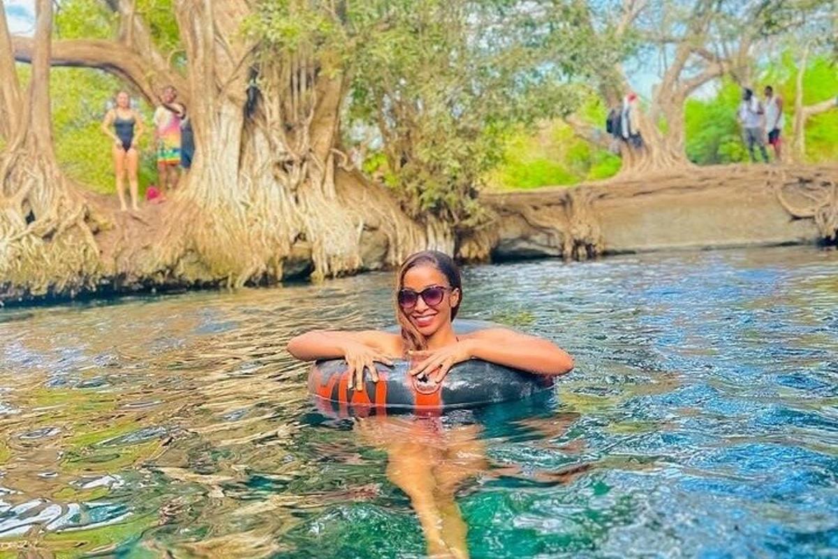 una mujer en una balsa en el agua