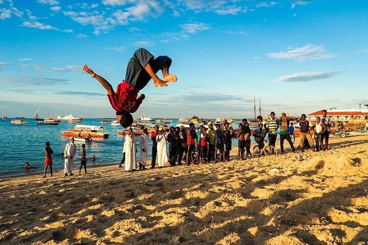 Ένας άντρας κάνει ένα κόλπο στην παραλία