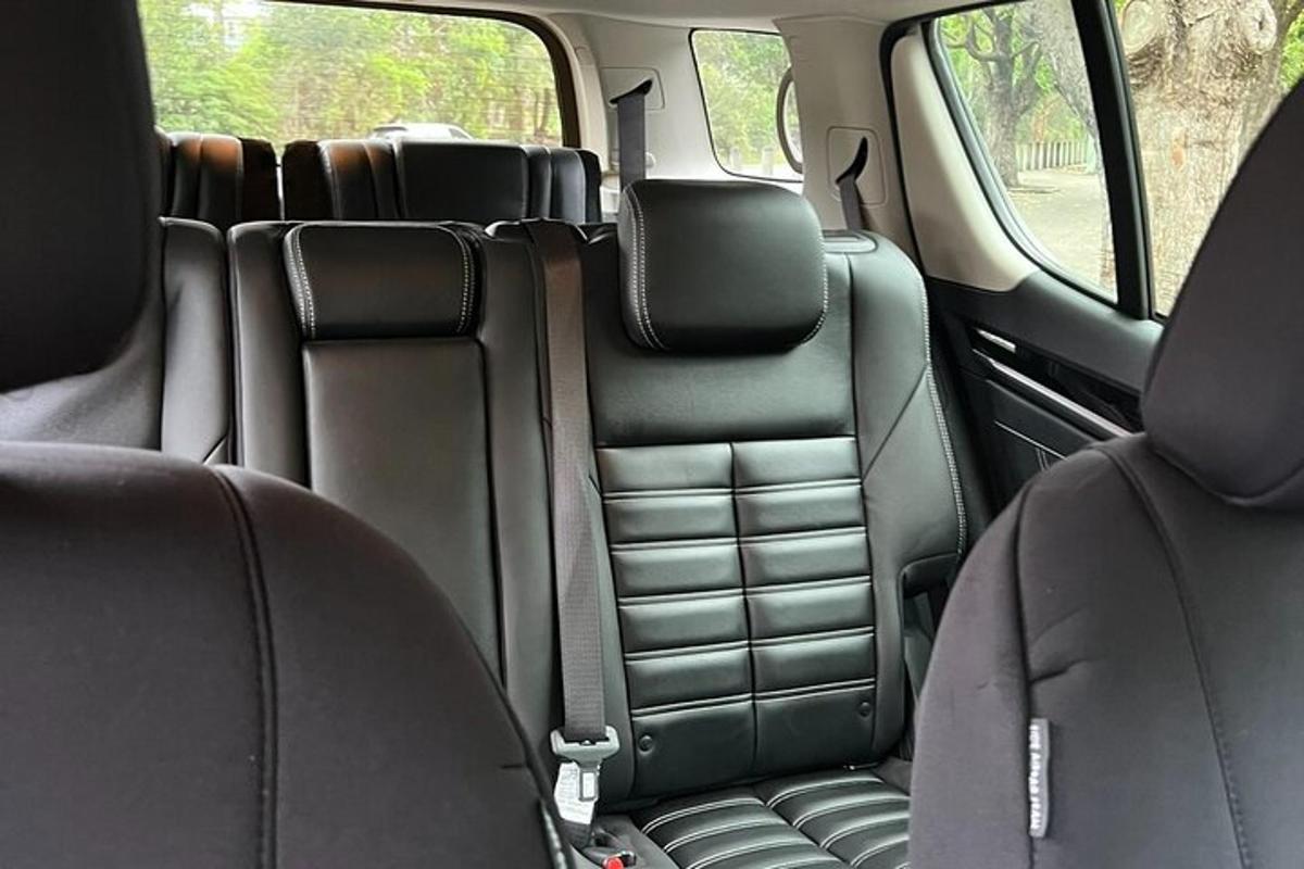uma vista dos bancos traseiros de um carro
