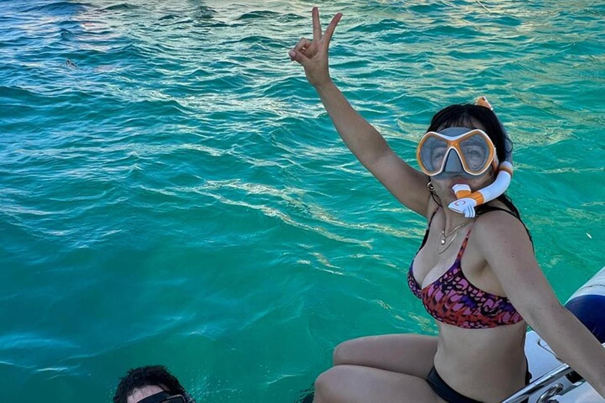 Μια γυναίκα με μπικίνι στο νερό σε μια βάρκα