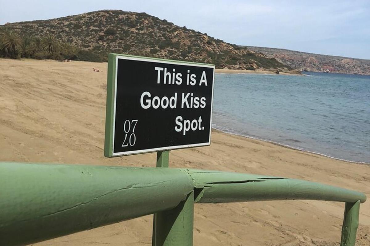 egy tábla a strandon, a következő felirattal: Ez egy jó csókolózóhely