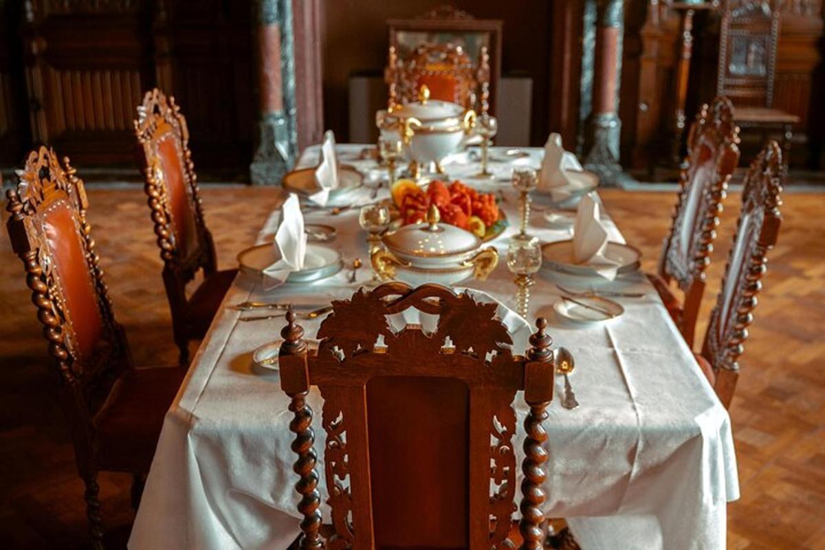 un tavolo da pranzo con una tovaglia bianca e sedie