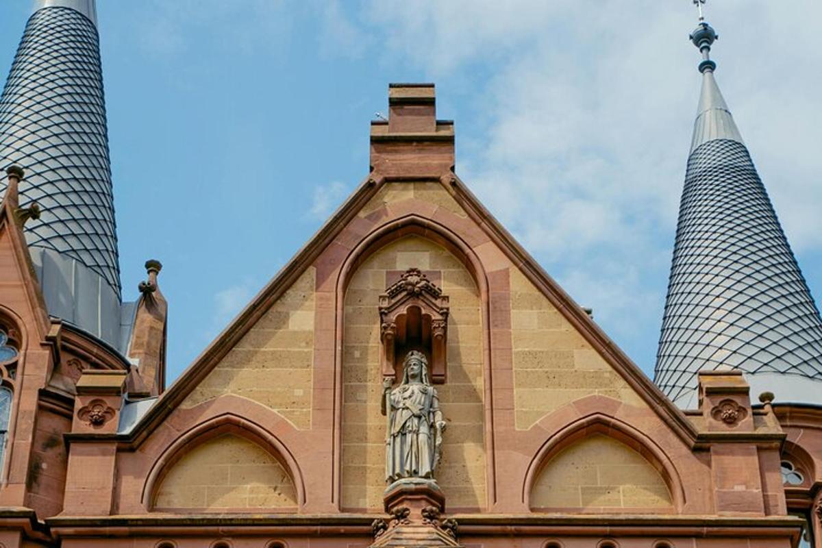 un edificio con una statua in cima e due torri