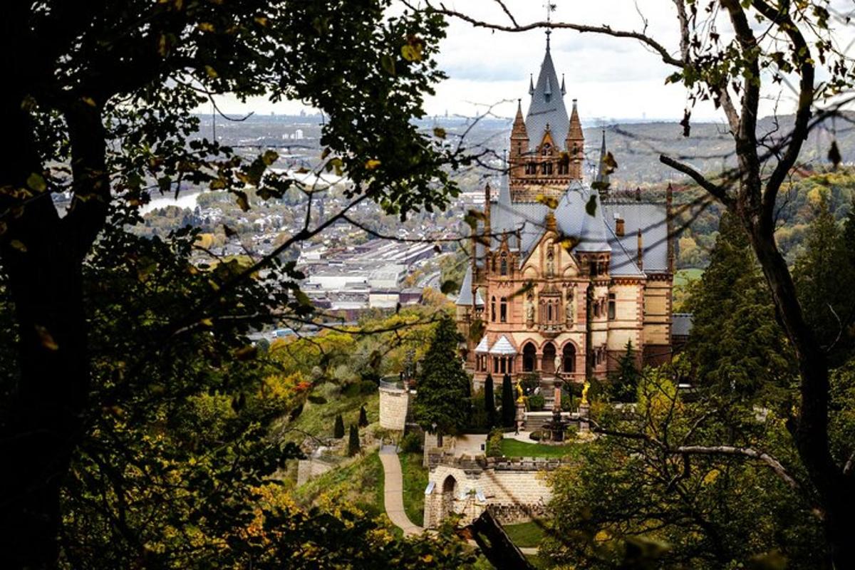 un castello su una collina con una città sullo sfondo