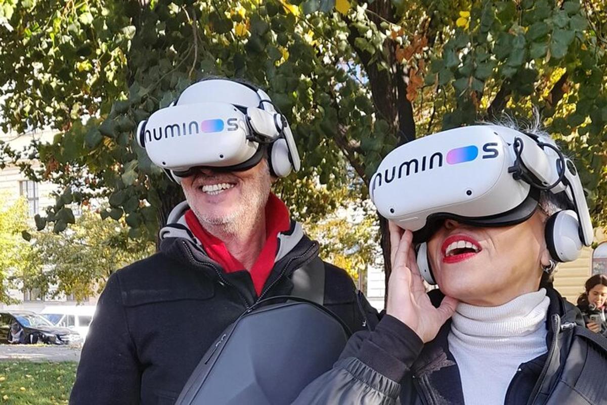 un uomo e una donna che indossano caschi per realtà virtuale