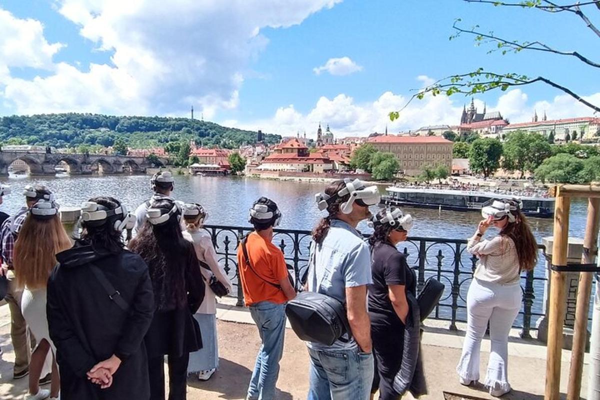 eine Gruppe von Menschen steht auf einer Brücke mit Blick auf einen Fluss