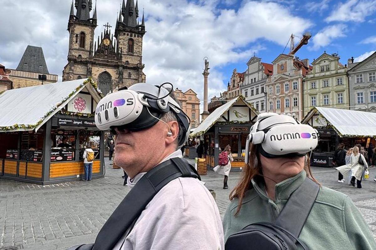 zwei Personen tragen Helme auf einer Stadtstraße