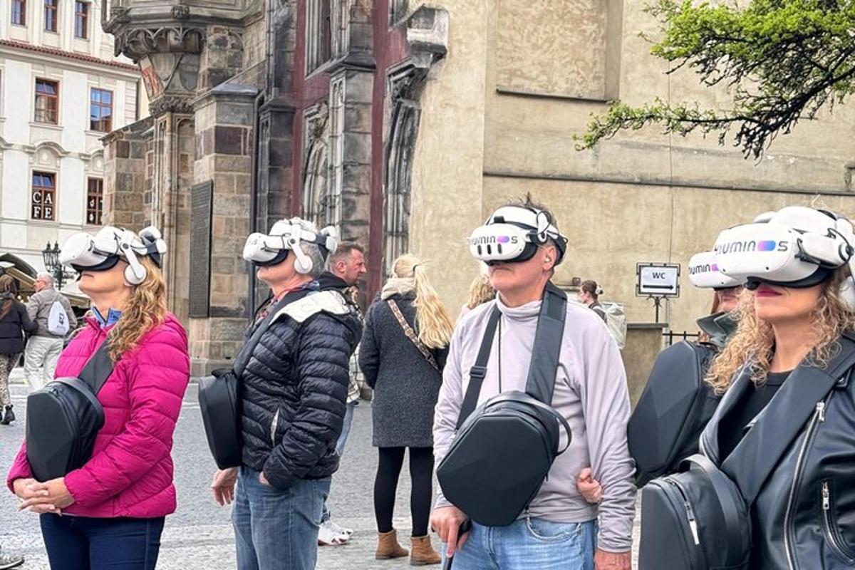 un gruppo di persone che indossano caschi in piedi davanti a un edificio
