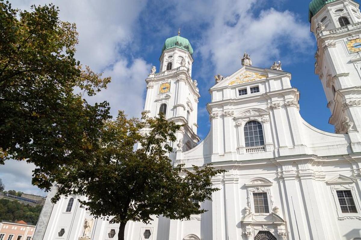 velká bílá budova se zelenou kopulí nahoře