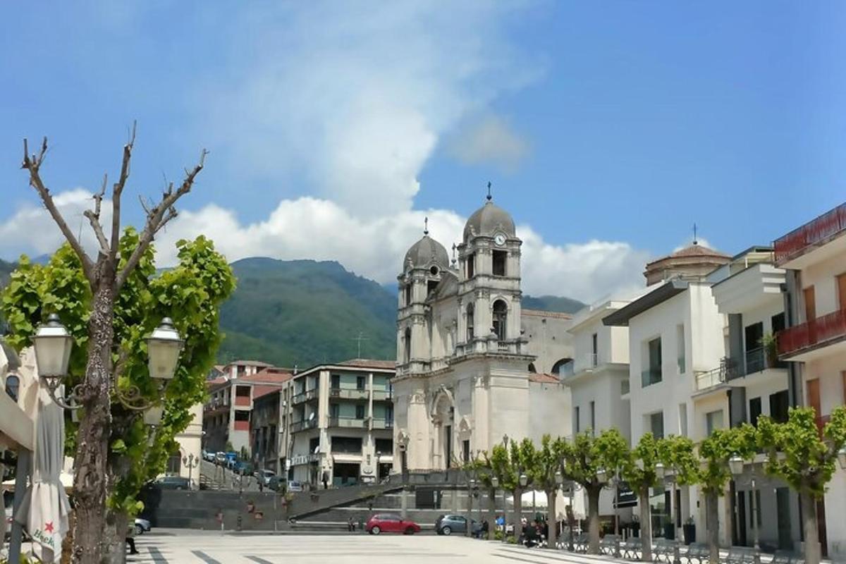 un edificio con una torre de reloj en una ciudad