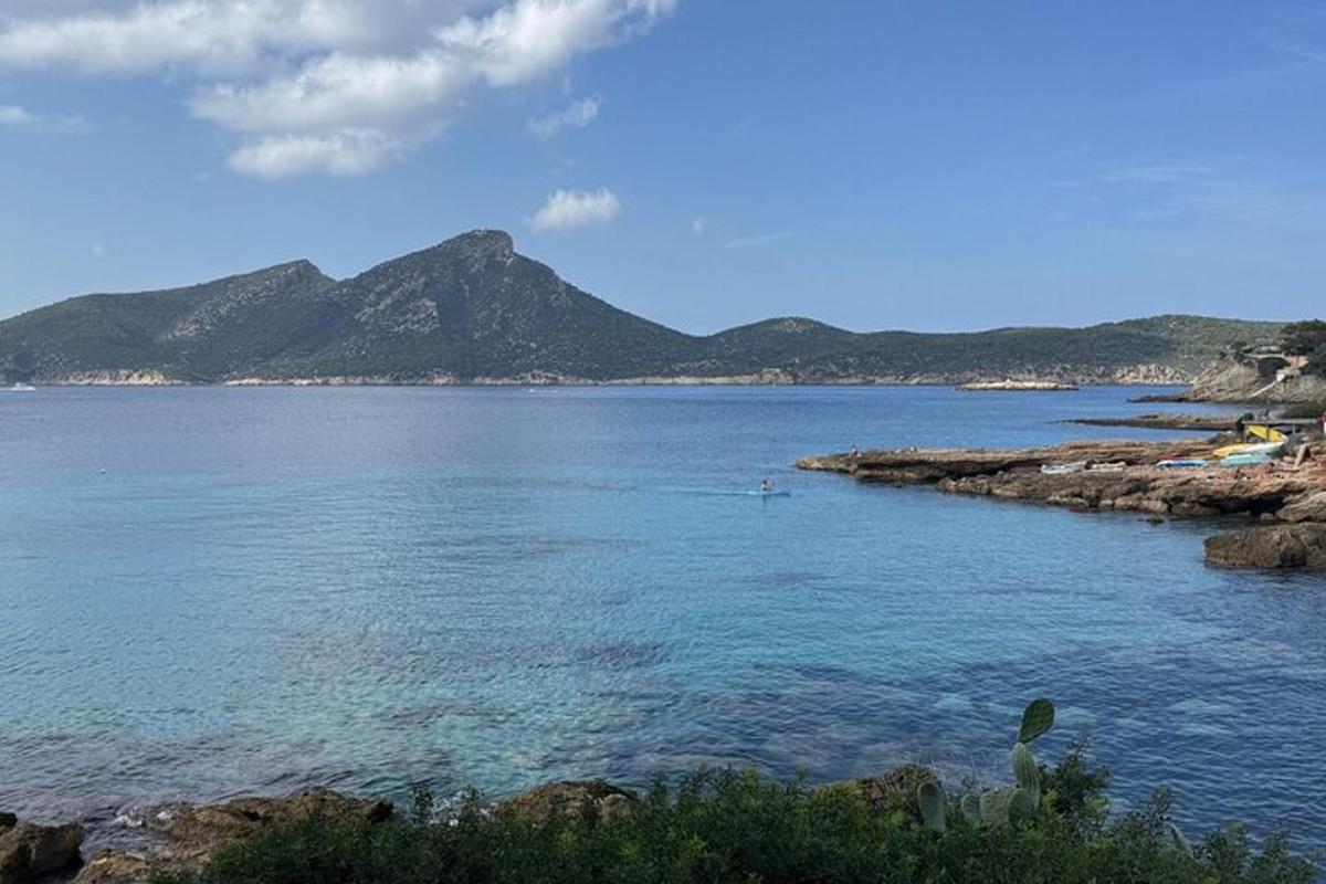 suur veekogu, mille taustal on mäed