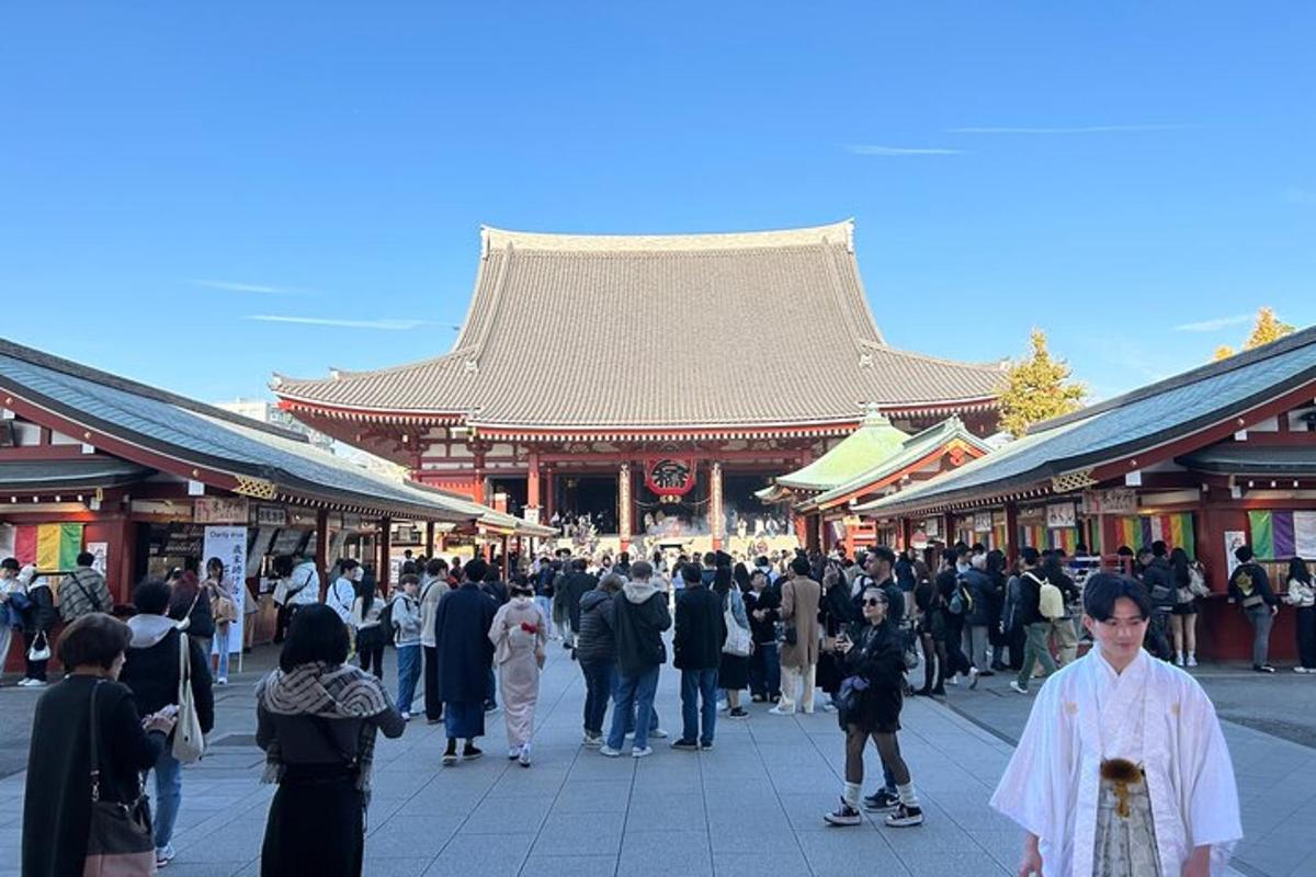 Una gran multitud de personas caminando alrededor de una pagoda.
