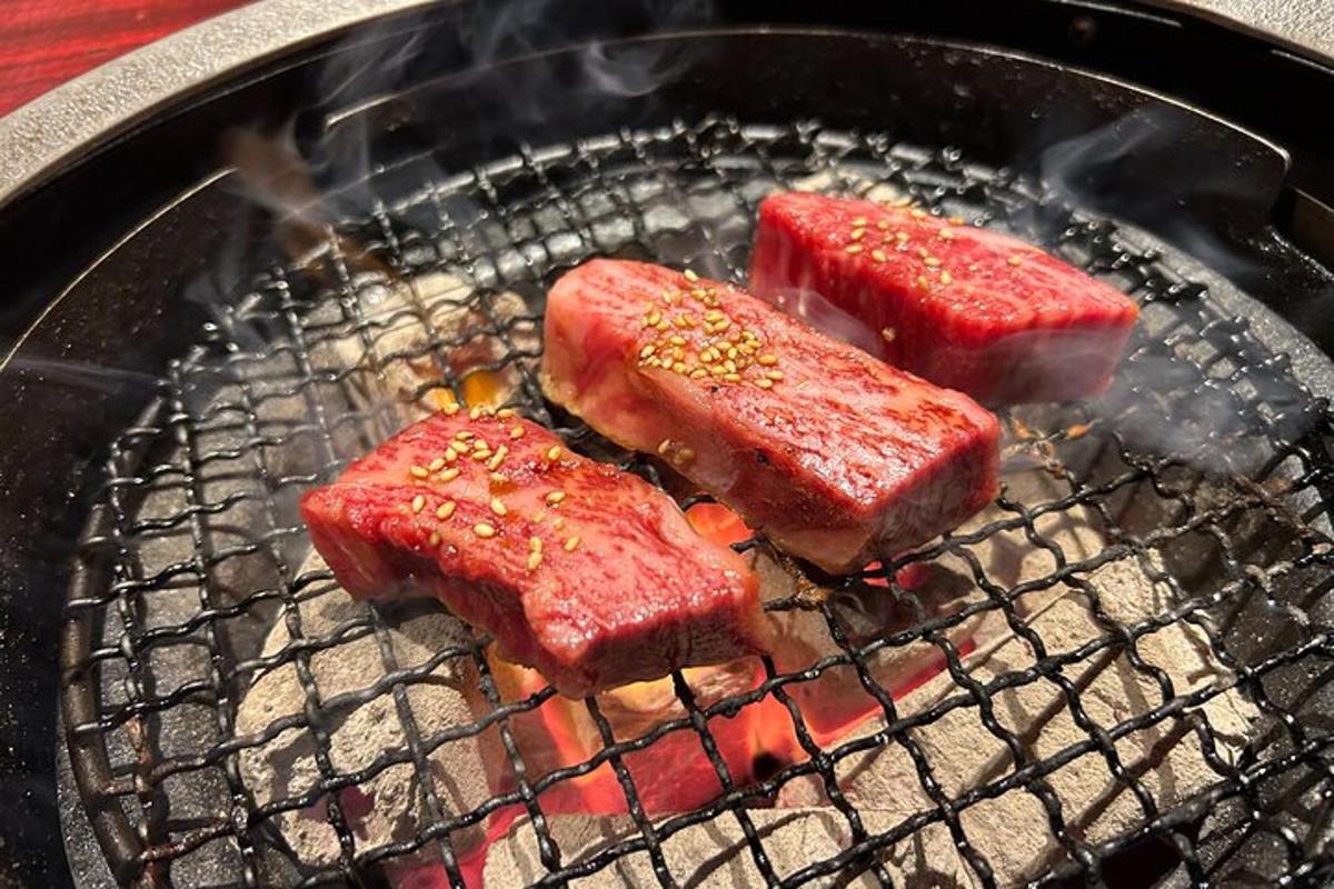 trei bucăți de carne care se gătesc pe grătar
