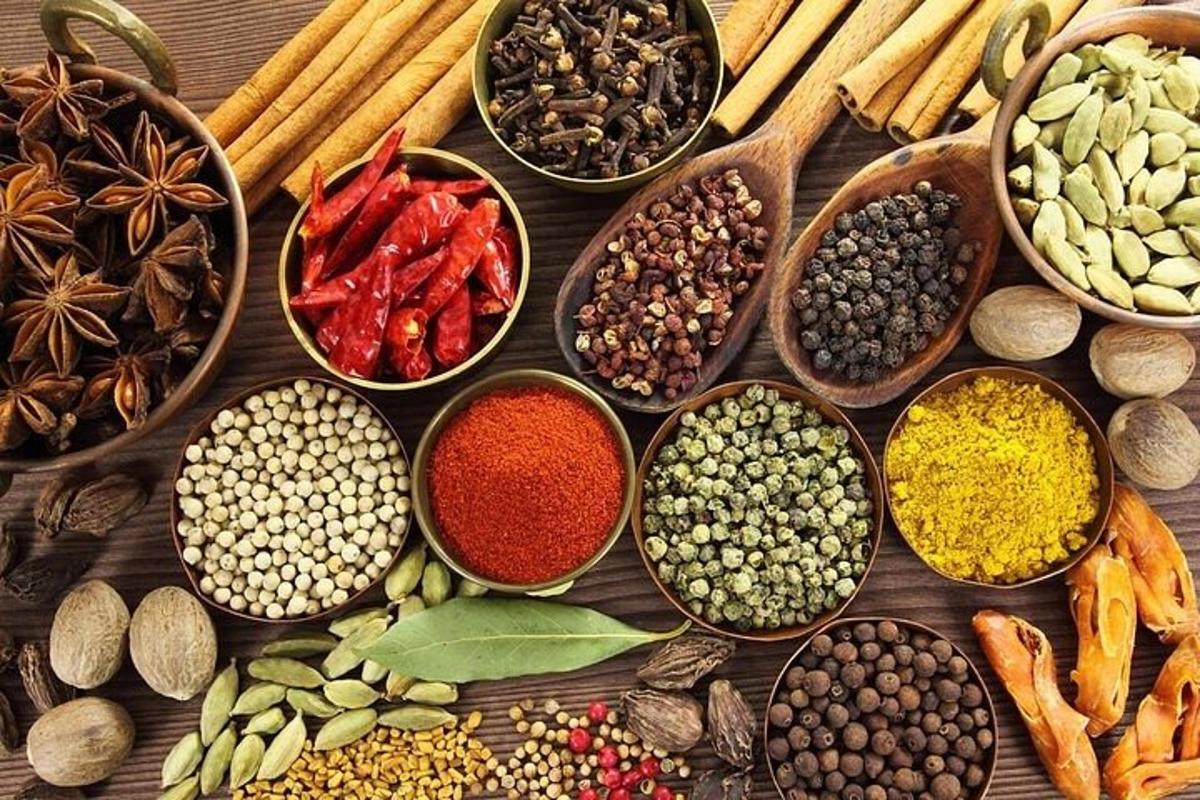 un grup de bols plens de diferents tipus d'ingredients