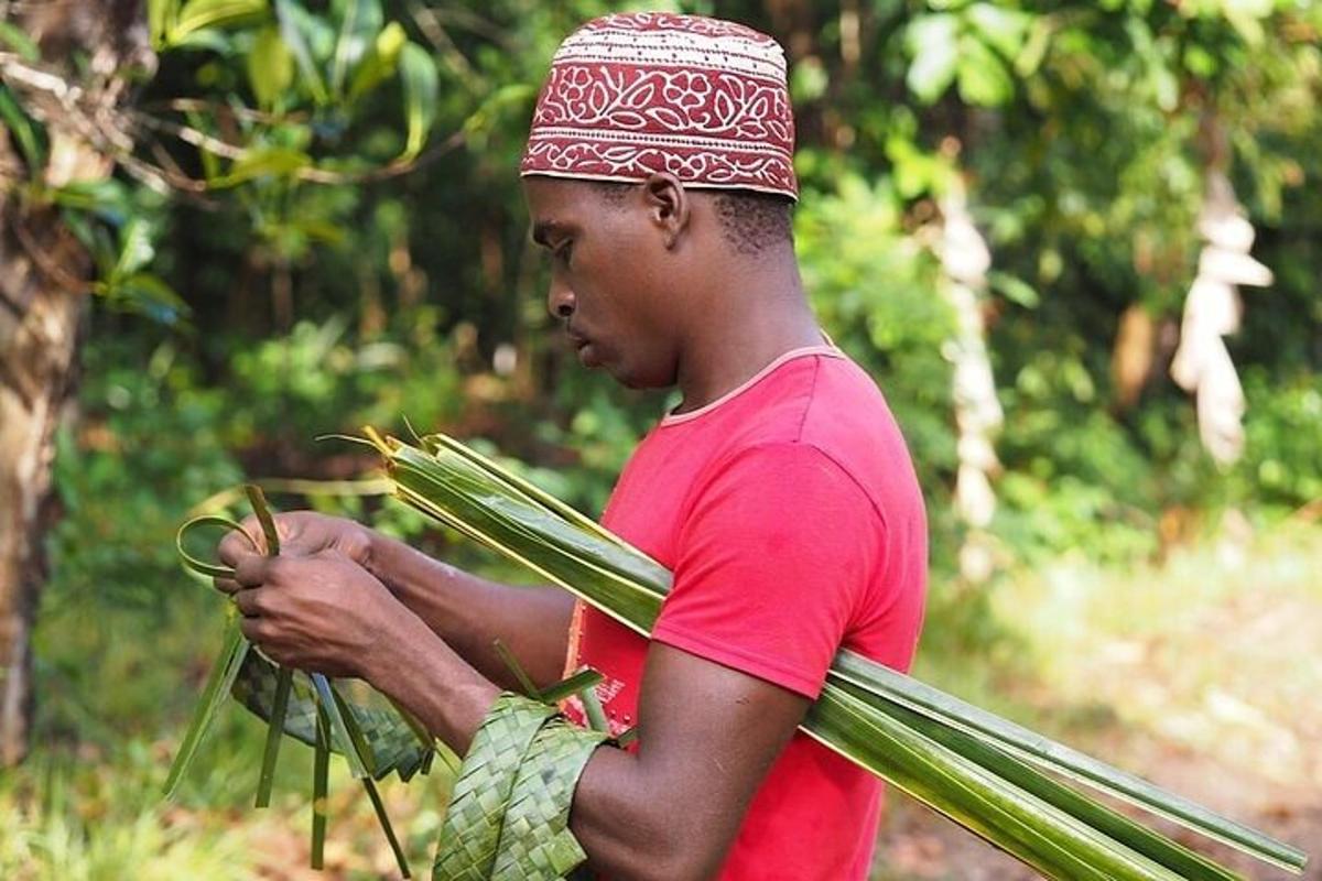 un home sosté un manat d'herba