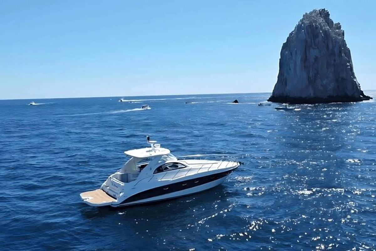 un vaixell a l'aigua amb una roca al fons