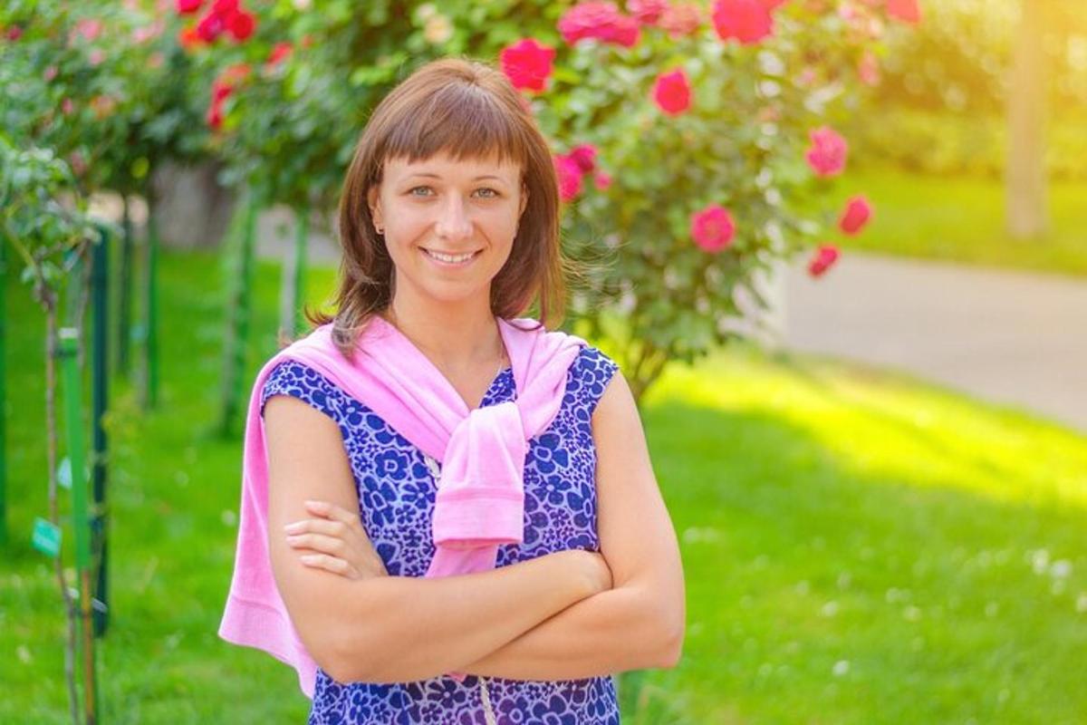 Una niña con una bufanda rosa alrededor del cuello